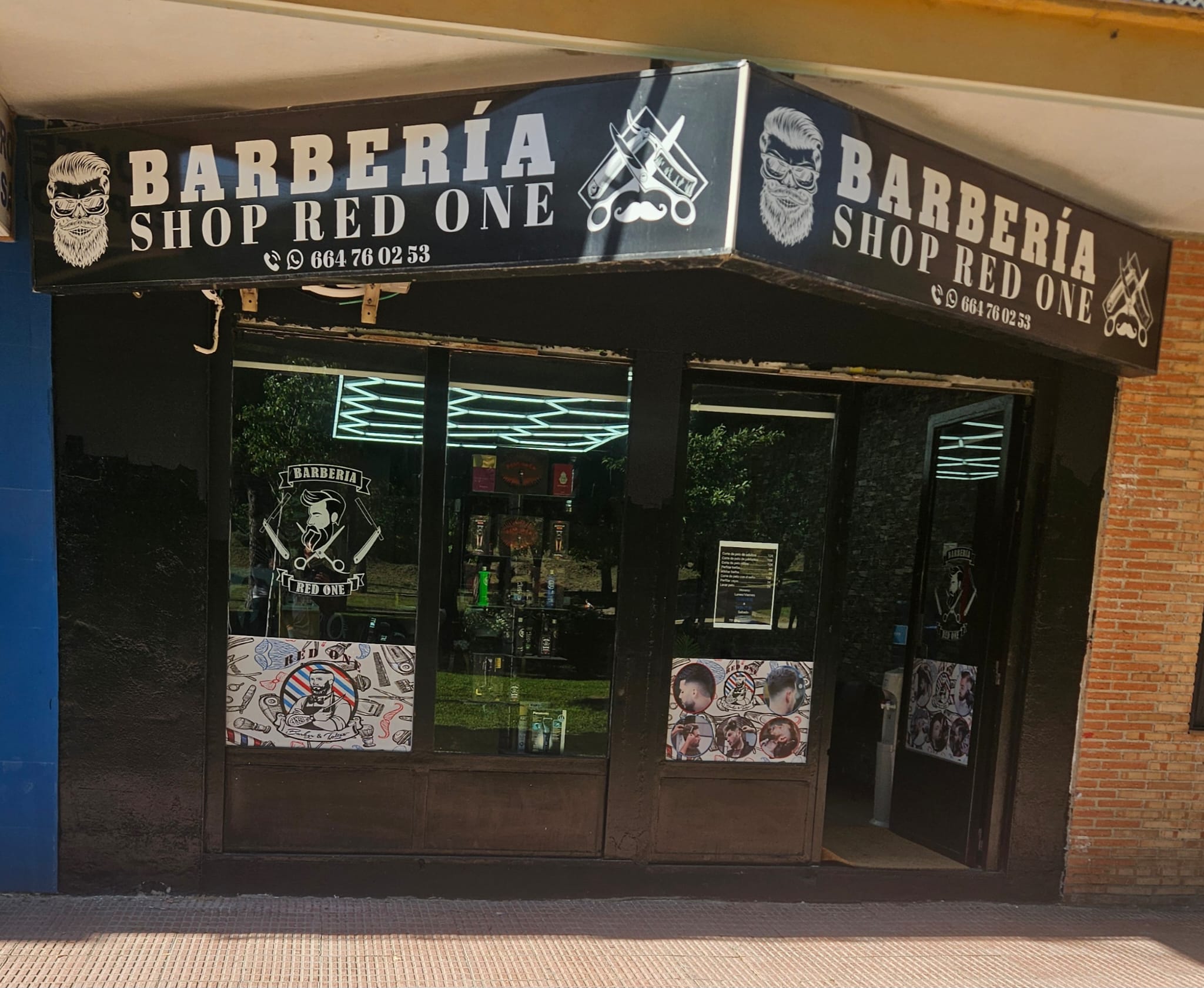Ambiente Barber Shop Red One